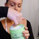Application du masque Kératine x Aloe Vera sur cheveux humides"