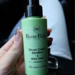 Application du sérum Cristal Kératine x Aloe Vera sur cheveux"