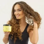 application du masque Kératine x Coco sur cheveux humides"